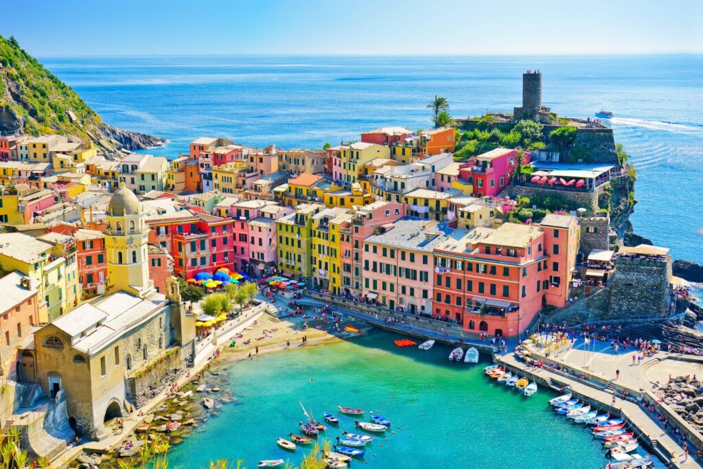 Nadmorska Vernazza w Cinque Terre w letni dzień.