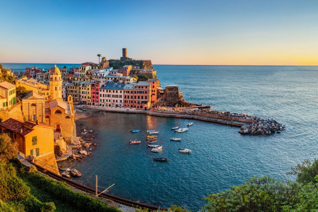 Panorama Vernazzy w Cinque Terre o zachodzie słońca.
