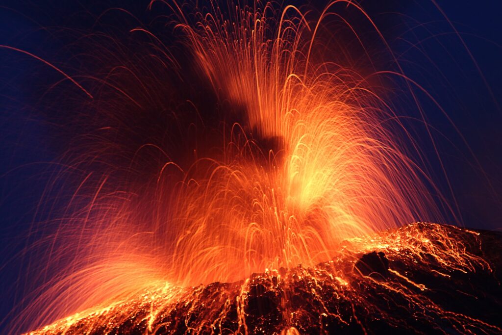 Nocne erupcje Stromboli to niezapomniany spektakl