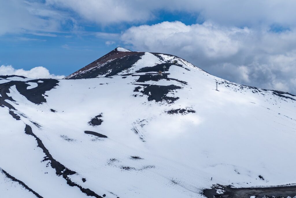 Zimą Etna zamienia się w ośrodek narciarski z widokiem na morze i dymiący krater.