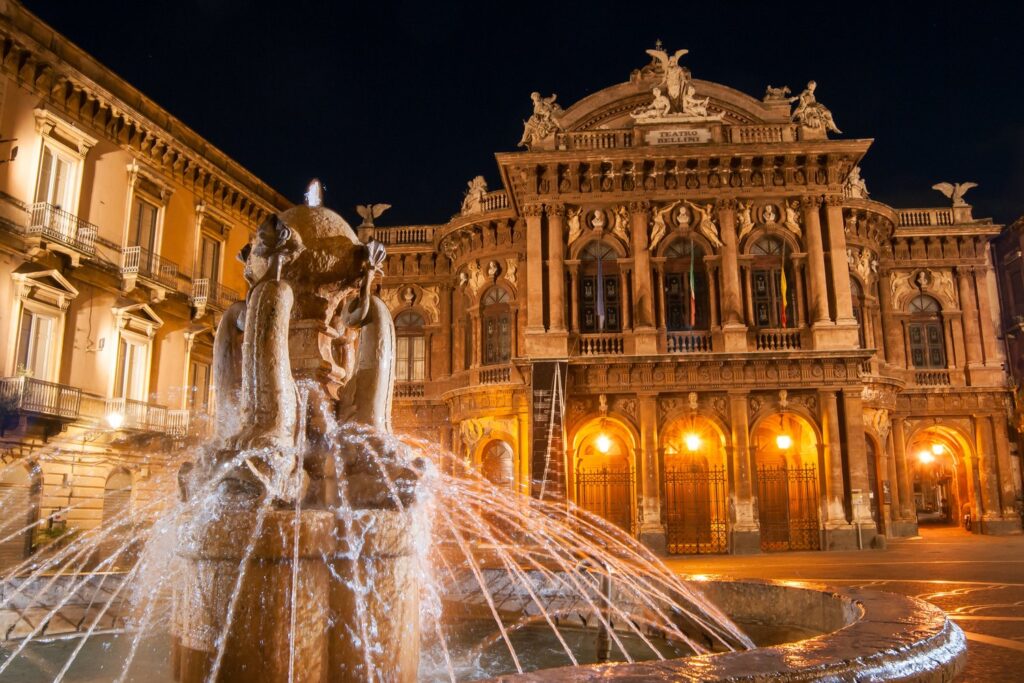 Fontanna Delfinów przed Teatro Massimo Bellini nocą