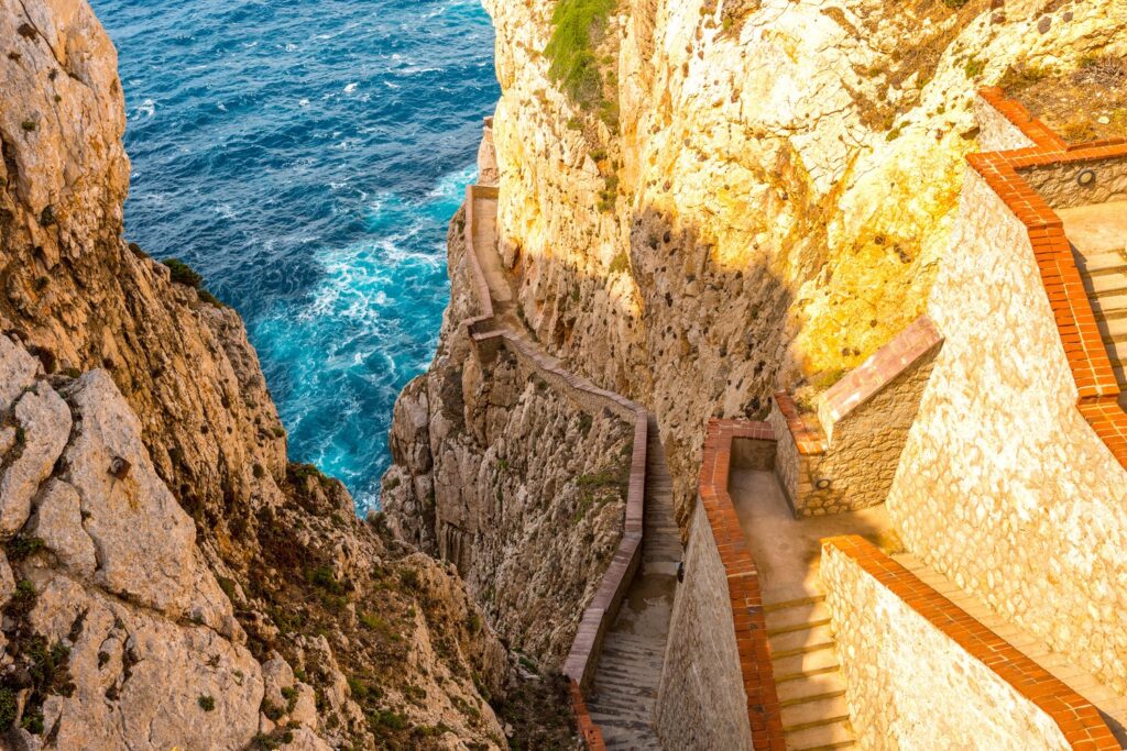 Do Groty Neptuna przy Capo Caccia zejdziesz schodami Escala del Cabirol wykutymi w stromym klifie