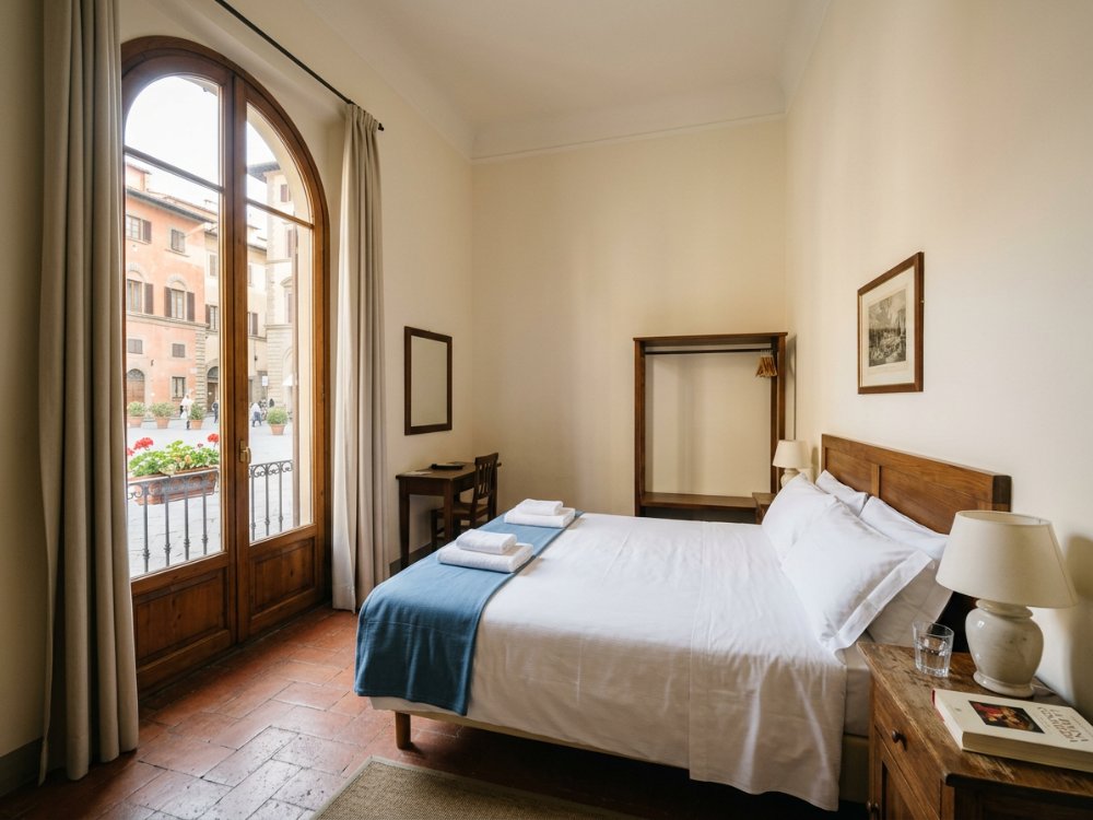Klasyczny pokój w hotelu przy placu we Florencji. Zdjęcie wygenerowane przez AI.