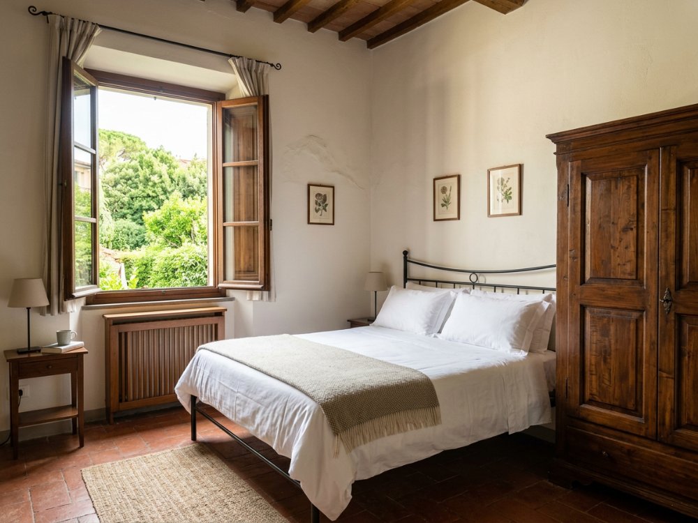 Klimatyczny pokój w zabytkowym hotelu we Florencji. Zdjęcie wygenerowane przez AI.