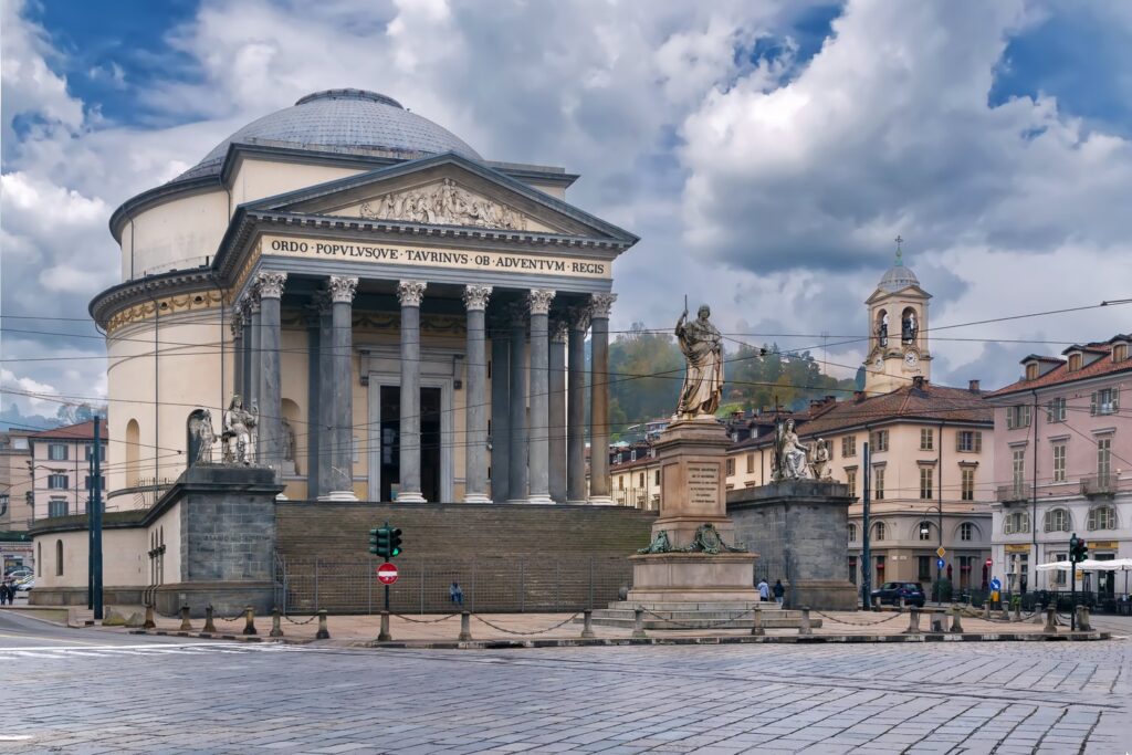 Kościół Gran Madre di Dio nad Padem wzorowano na rzymskim Panteonie.
