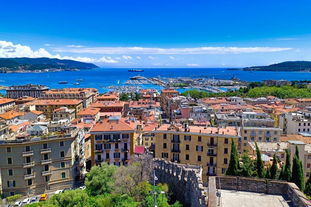 La Spezia leży nad Zatoką Poetów na granicy Ligurii i Toskanii