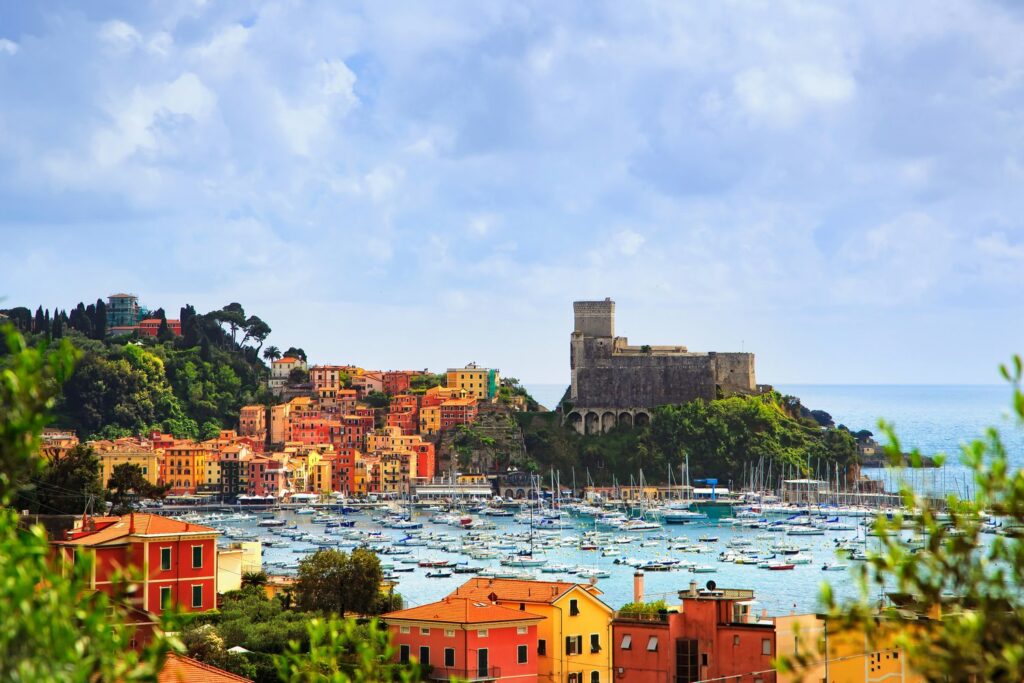 Port w Lerici z górującym nad nim zamkiem
