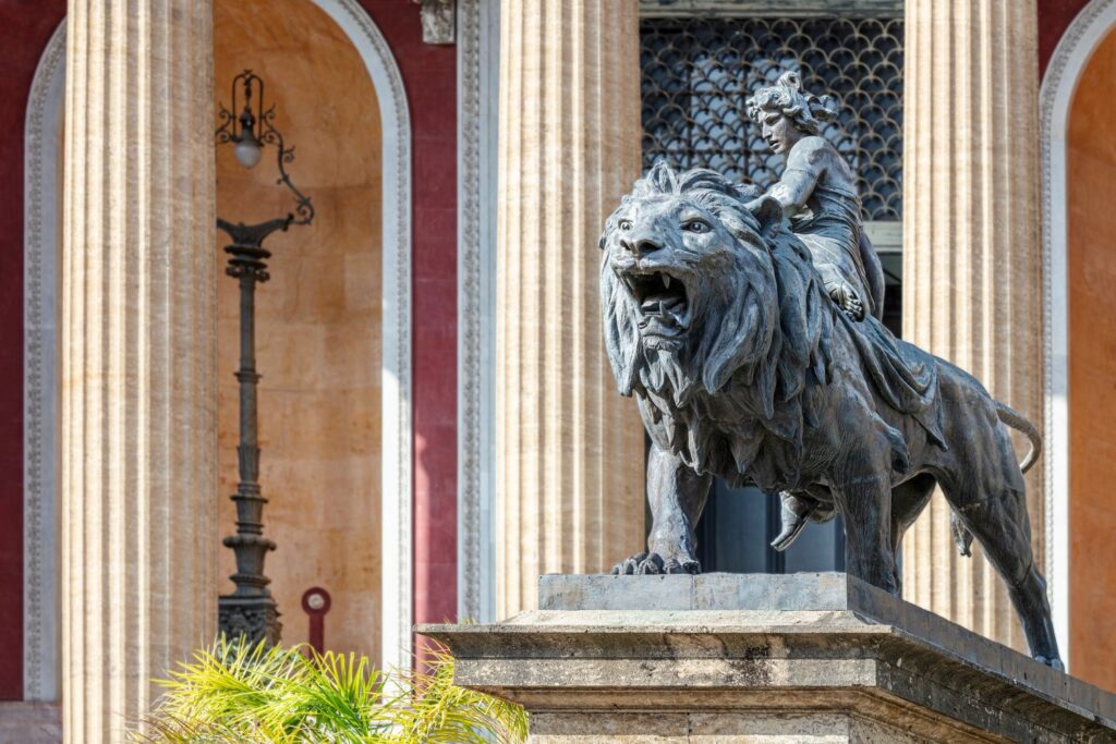 Rzeźba lwa przy schodach Teatro Massimo