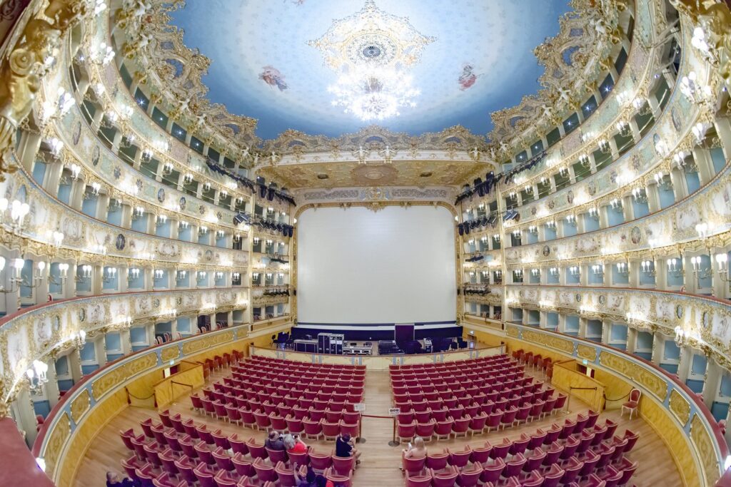Bogate zdobienia loży królewskiej w Teatro La Fenice