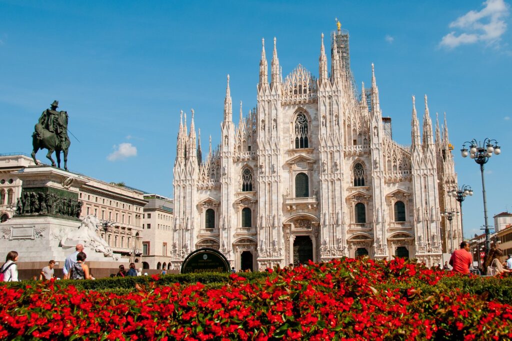 Gotycka fasada katedry Duomo w Mediolanie.