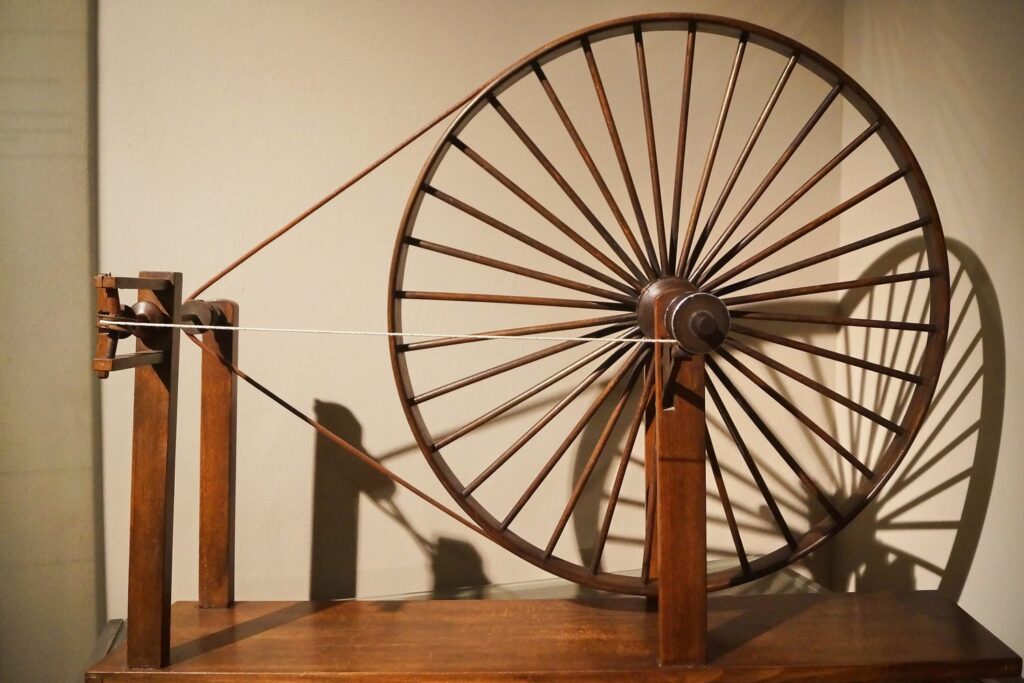 Model maszyny do skręcania nici według projektu Leonarda da Vinci.