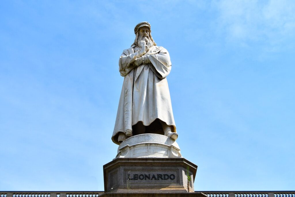 Pomnik Leonarda da Vinci w Mediolanie.
