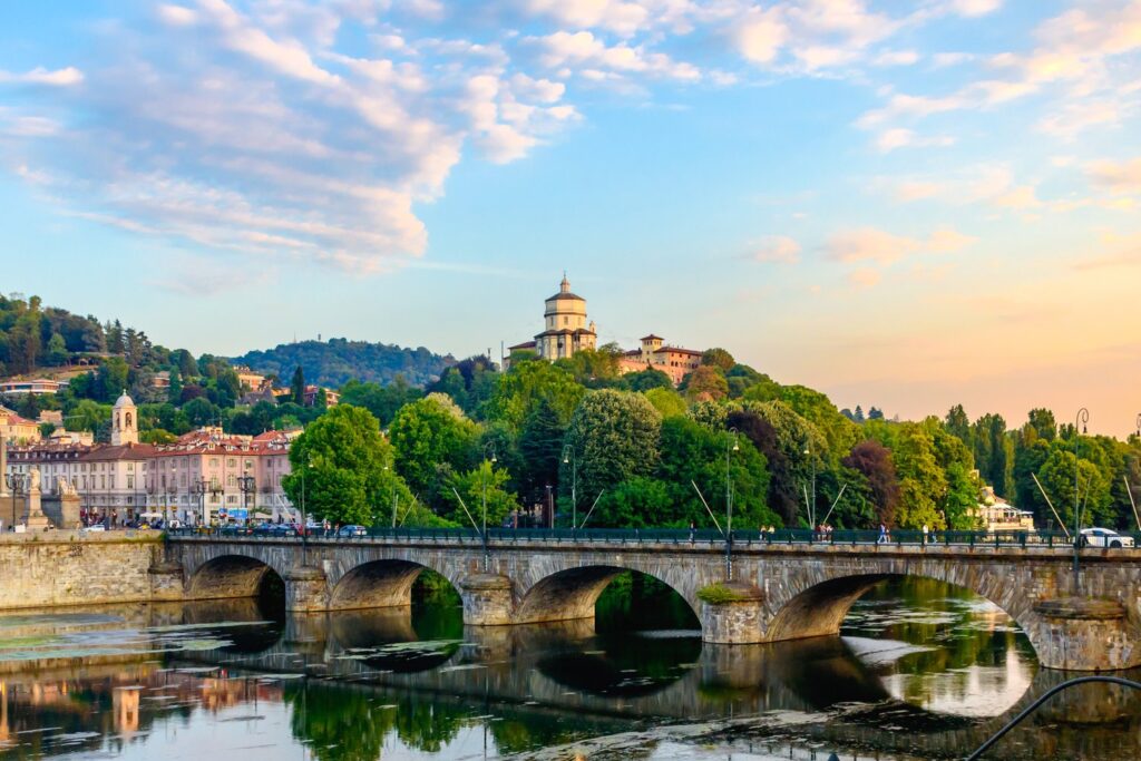 Z mostu nad Padem widać wzgórze Monte dei Cappuccini z kościołem kapucynów.