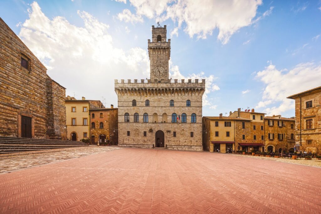 Piazza Grande z ratuszem Palazzo Comunale to główny plac renesansowego Montepulciano.