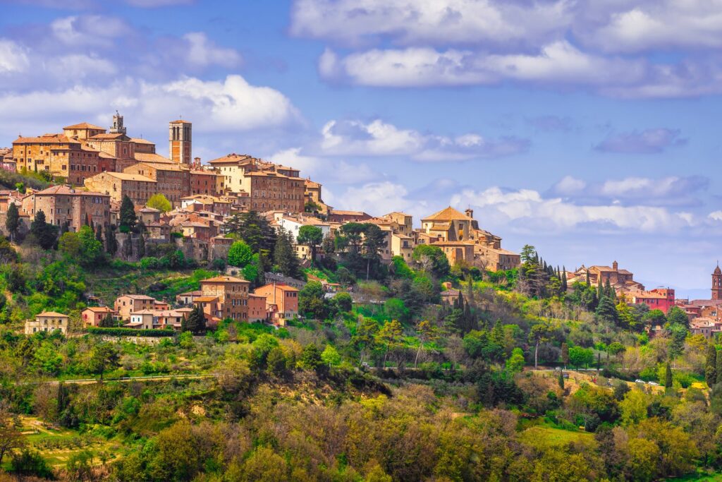 Montepulciano rozciąga się na grzbiecie wzgórza nad doliną