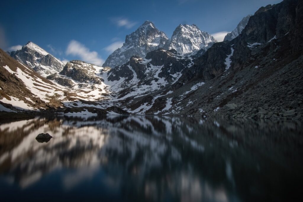 Monviso odbija się w tafli jeziora Fiorenza, a u stóp szczytu bierze początek Pad.