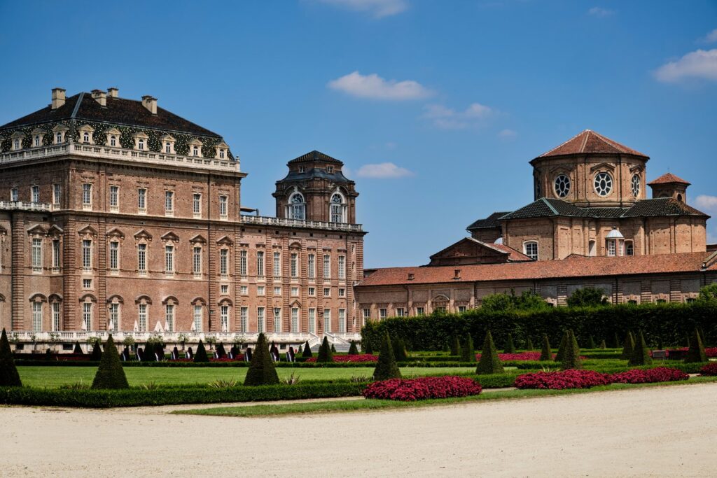Królewskie ogrody Venaria Reale zachwycają kwiatami i fontannami