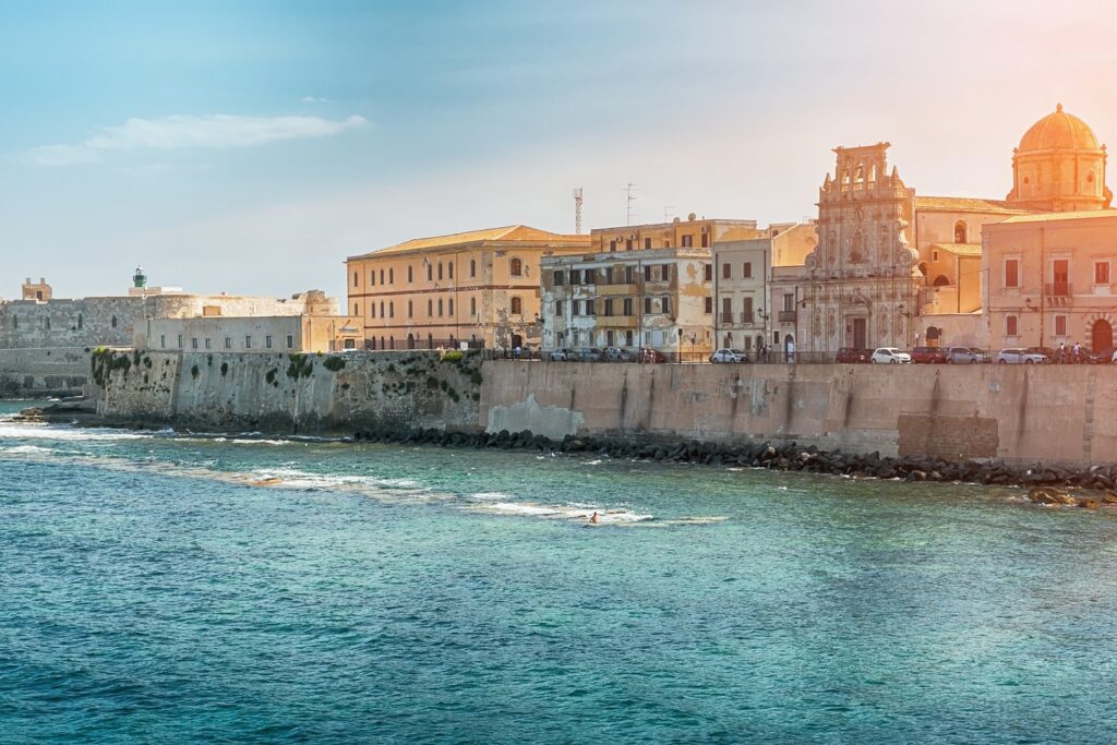 Ortigia, historyczne serce Syrakuz, zachwyca kamiennymi pałacami wyrastającymi prosto z morza.