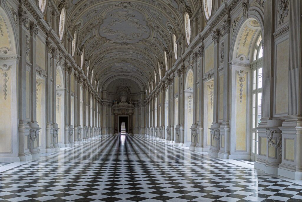 Wielka Galeria w Pałacu Królewskim Venaria Reale zachwyca światłem i bielą.
