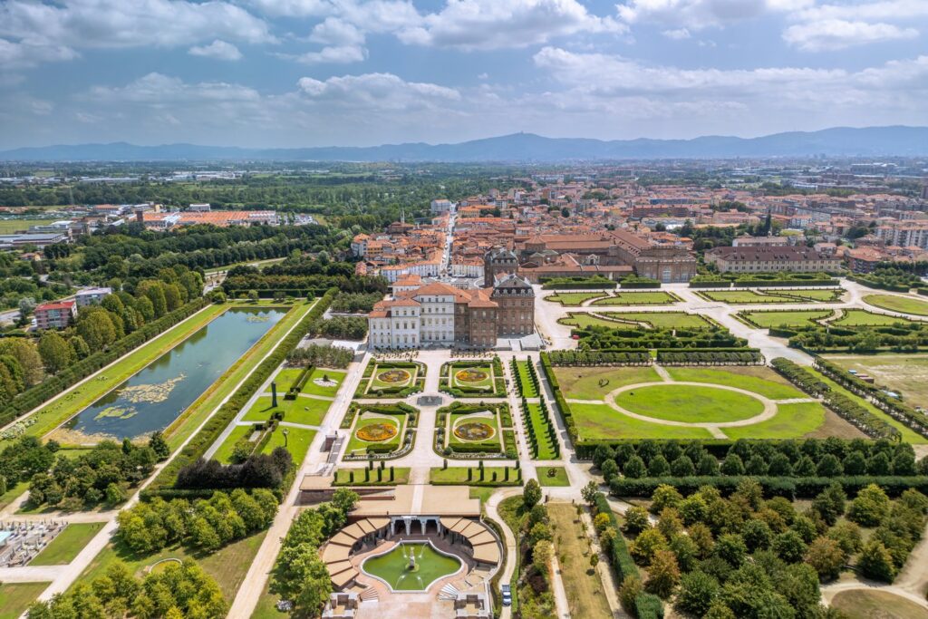 Pałac Królewski w Venaria Reale zachwyca rozległymi ogrodami i barokową architekturą.