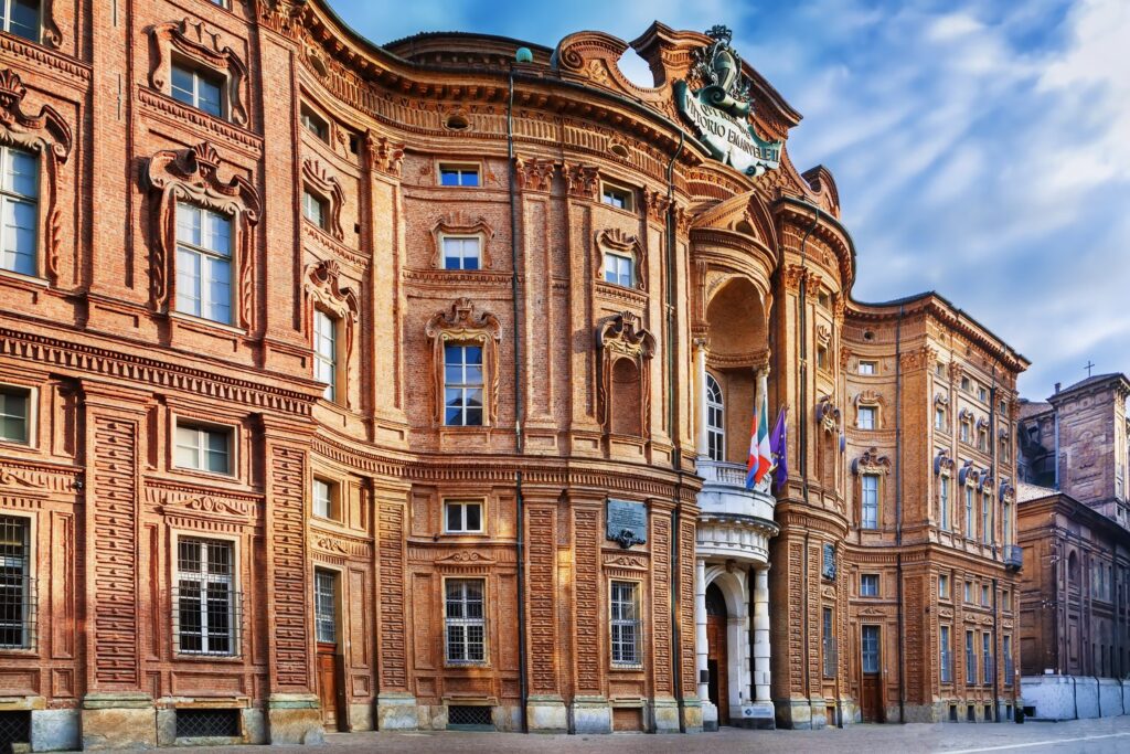 Falująca ceglana fasada Palazzo Carignano to perła piemonckiego baroku.