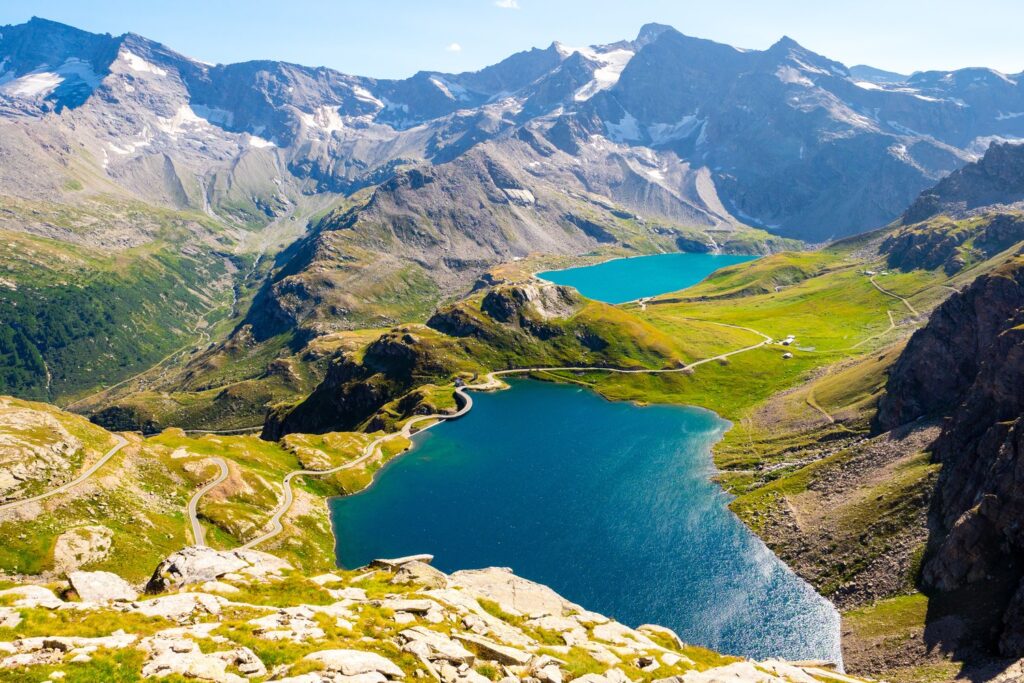 Jeziora przy przełęczy Col del Nivolet w Parku Narodowym Gran Paradiso kuszą miłośników górskich wędrówek.