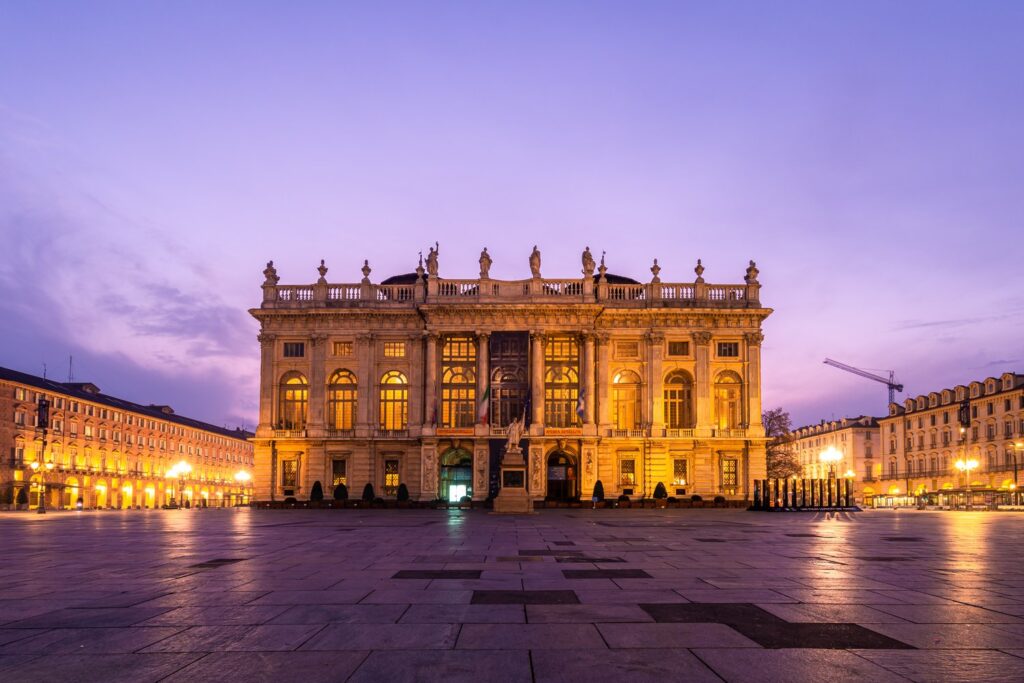 Palazzo Madama na Piazza Castello w Turynie najpiękniej wygląda o świcie i po zmroku.