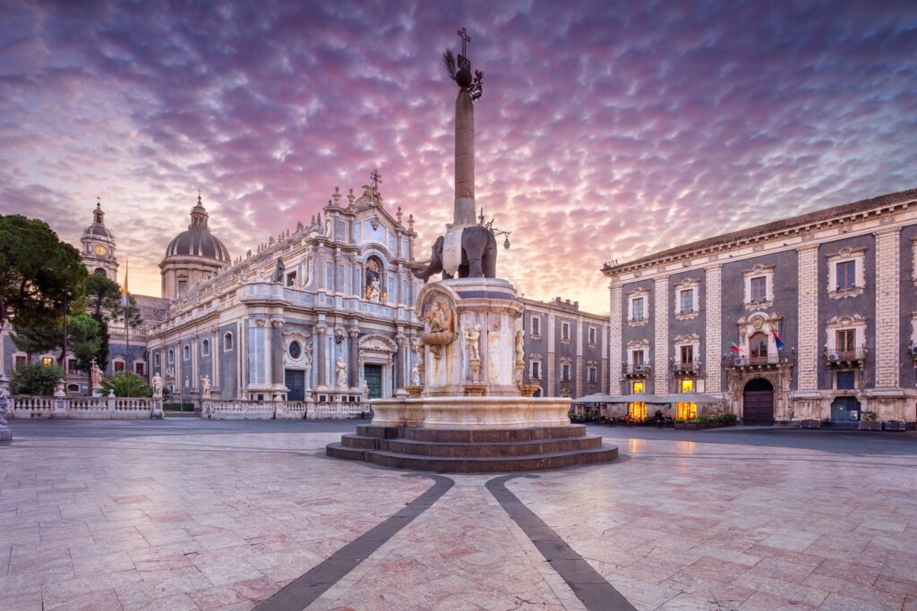 Piazza del Duomo w Katanii o wschodzie słońca