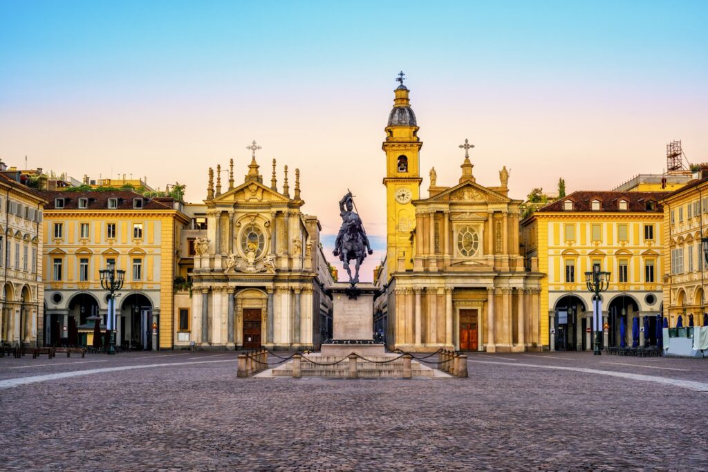 Piazza San Carlo z bliźniaczymi kościołami to jeden z najpiękniejszych placów Turynu.