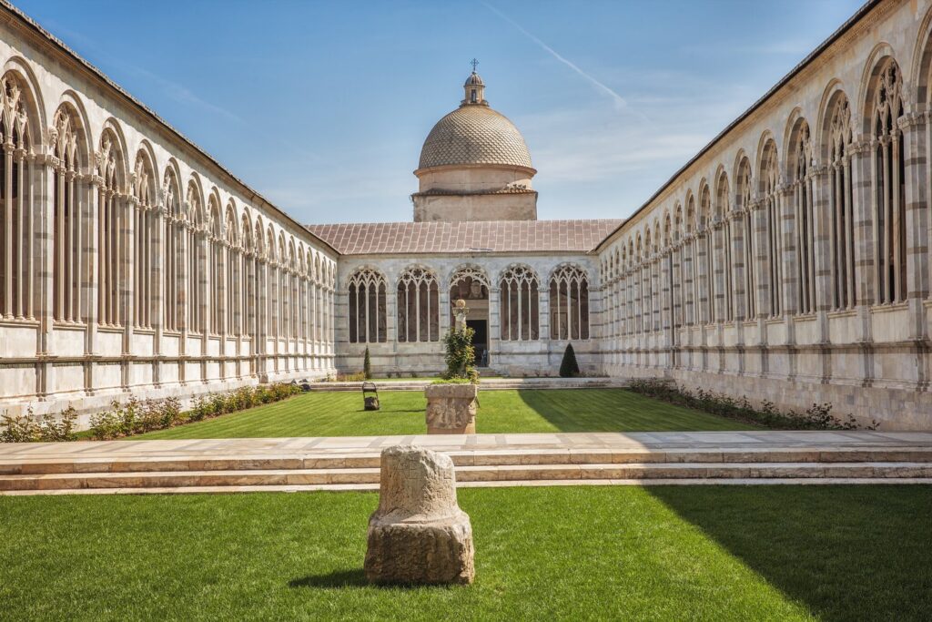 Dziedziniec cmentarza Camposanto w Pizie.