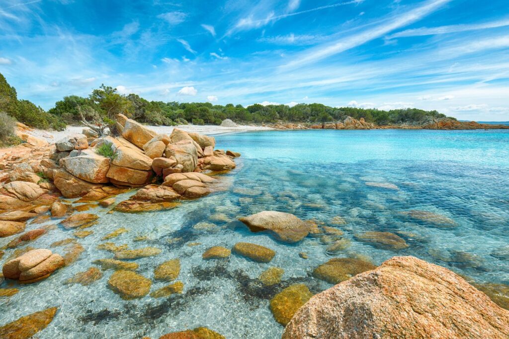 Granitowe skały i krystalicznie czysta woda na plaży Capriccioli to kwintesencja Costa Smeralda