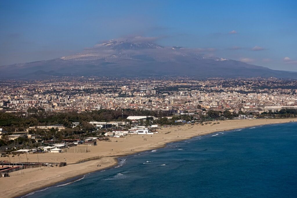 Piaszczysta plaża w Katanii z Etną w tle