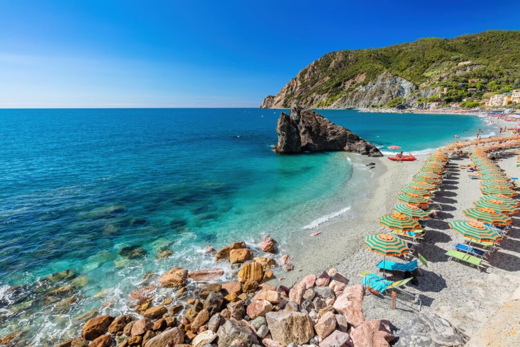 Plaża w Monterosso al Mare to jedna z najpopularniejszych w Ligurii