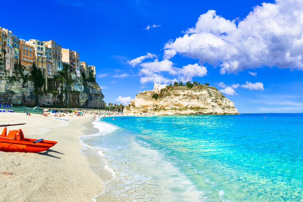 Plaża w Tropei z widokiem na skałę Santa Maria dell'Isola