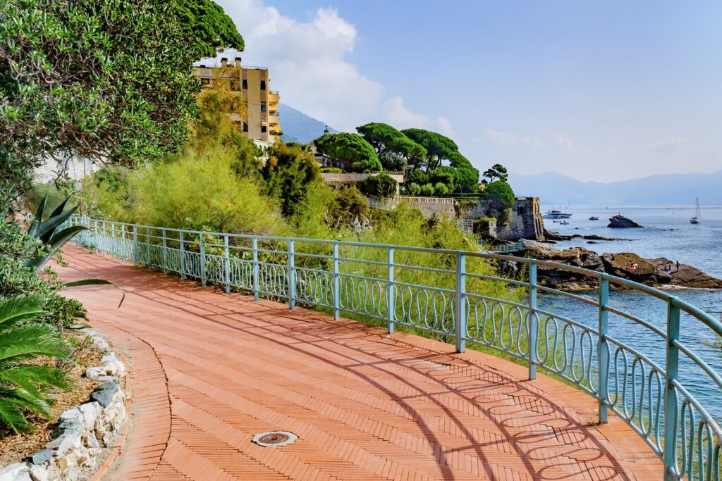 Promenada Anity Garibaldi w Nervi wiedzie wzdłuż skalistego brzegu