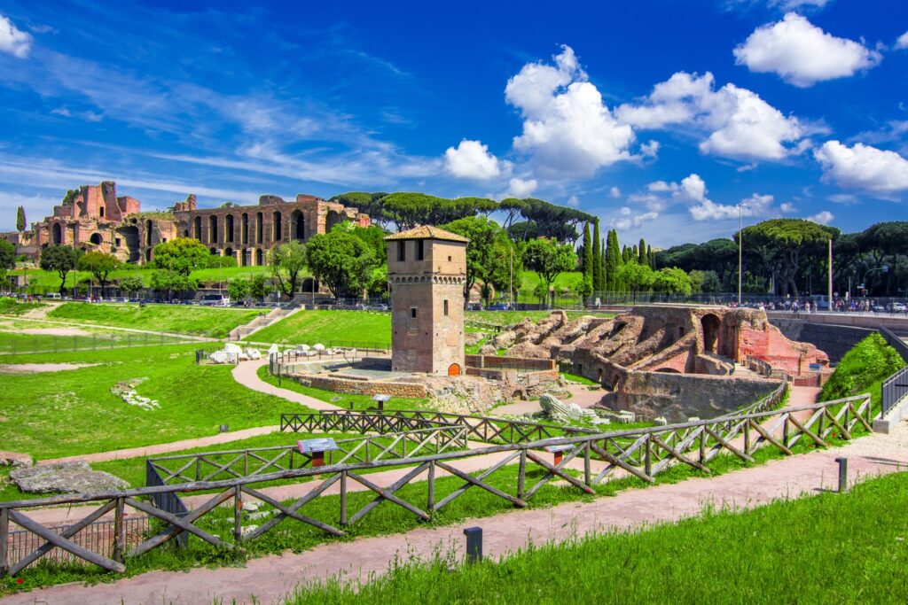 Circus Maximus w Rzymie w słoneczny letni dzień.