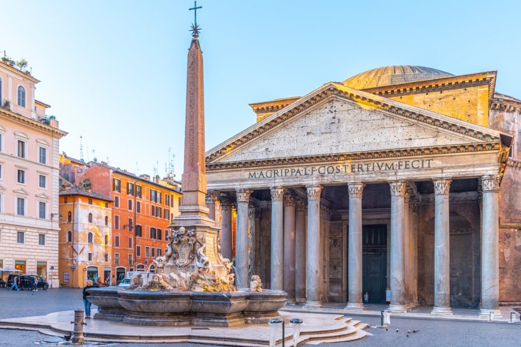 Panteon i fontanna z obeliskiem na Piazza della Rotonda w Rzymie.