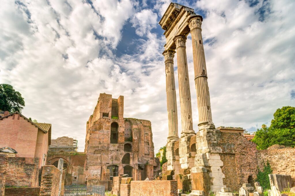 Ruiny Świątyni Kastora i Polluksa na Forum Romanum.