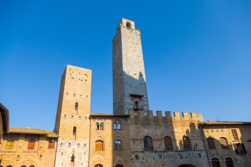 Piazza del Duomo w San Gimignano o zachodzie słońca.