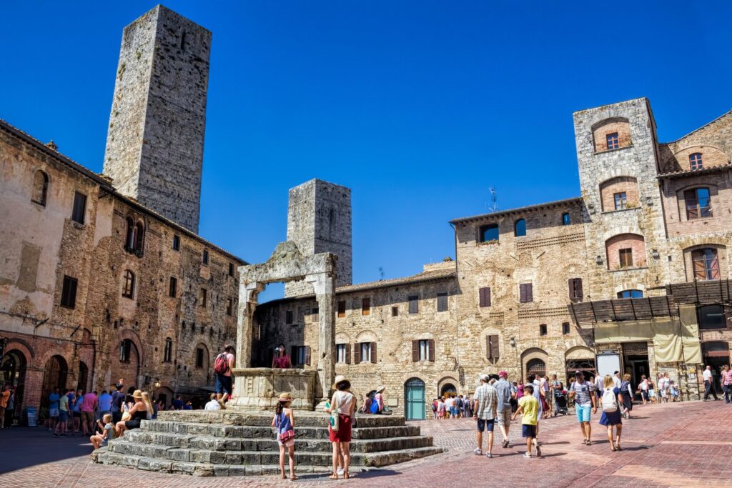 Piazza della Cisterna w San Gimignano.
