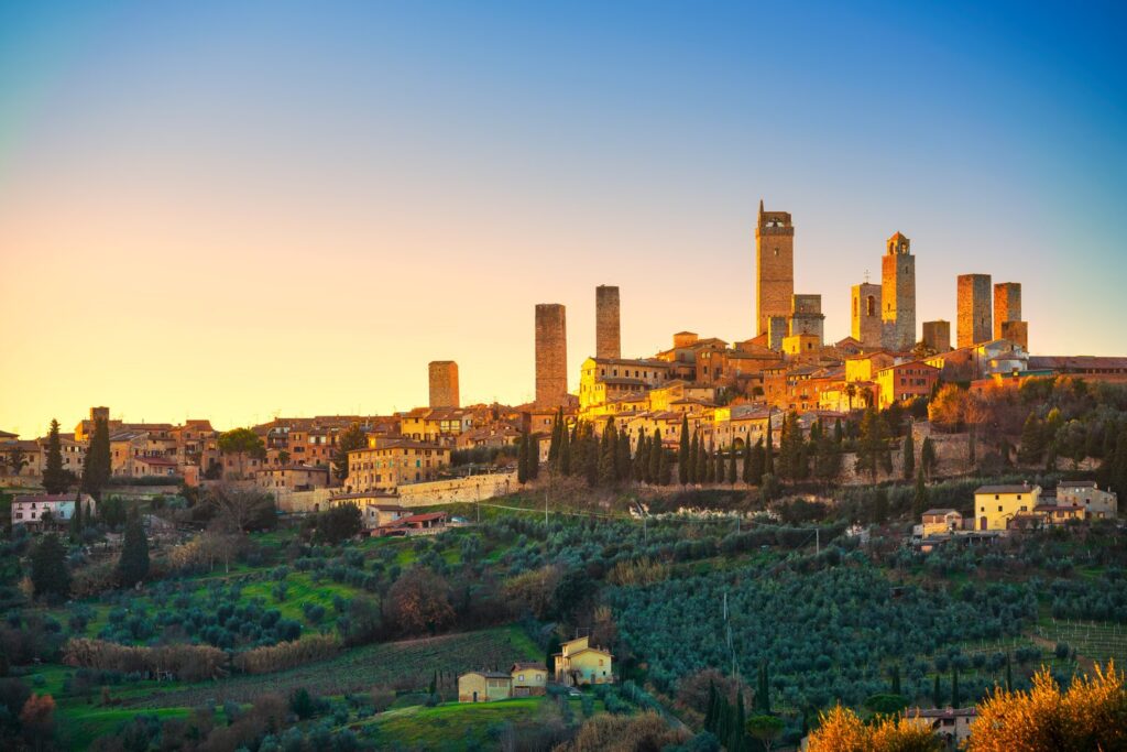 Średniowieczne wieże San Gimignano najpiękniej prezentują się o zachodzie słońca.