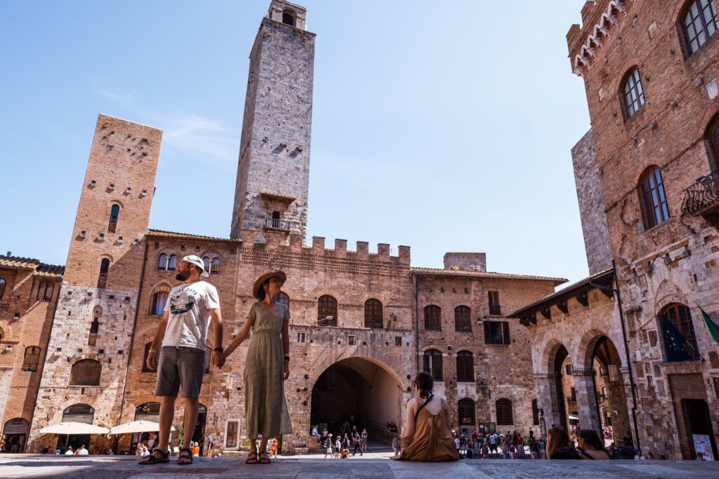 Para turystów na uliczce historycznego centrum San Gimignano.