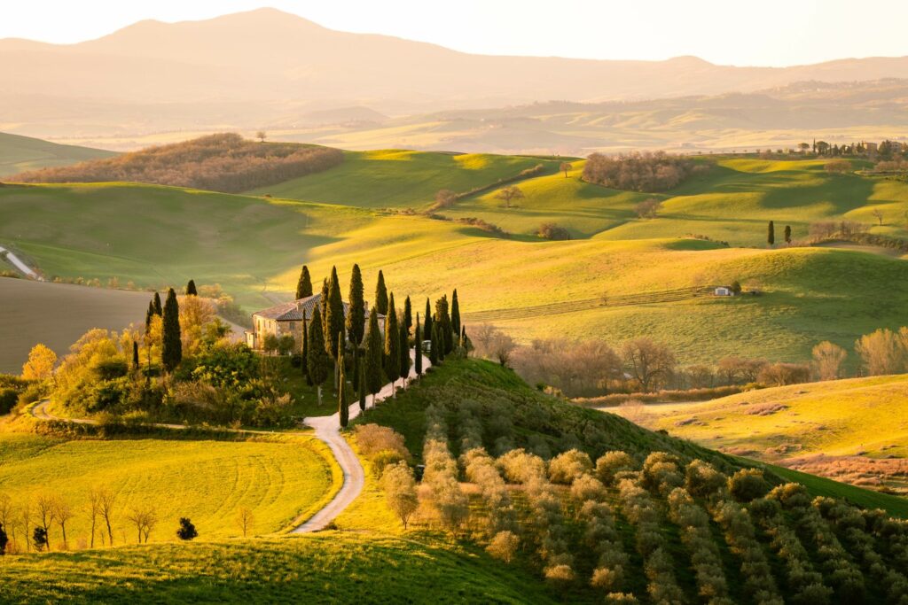 Zielone wzgórza i samotna farma pod San Quirico d'Orcia pokazują, jak wygląda prawdziwa toskańska wieś.