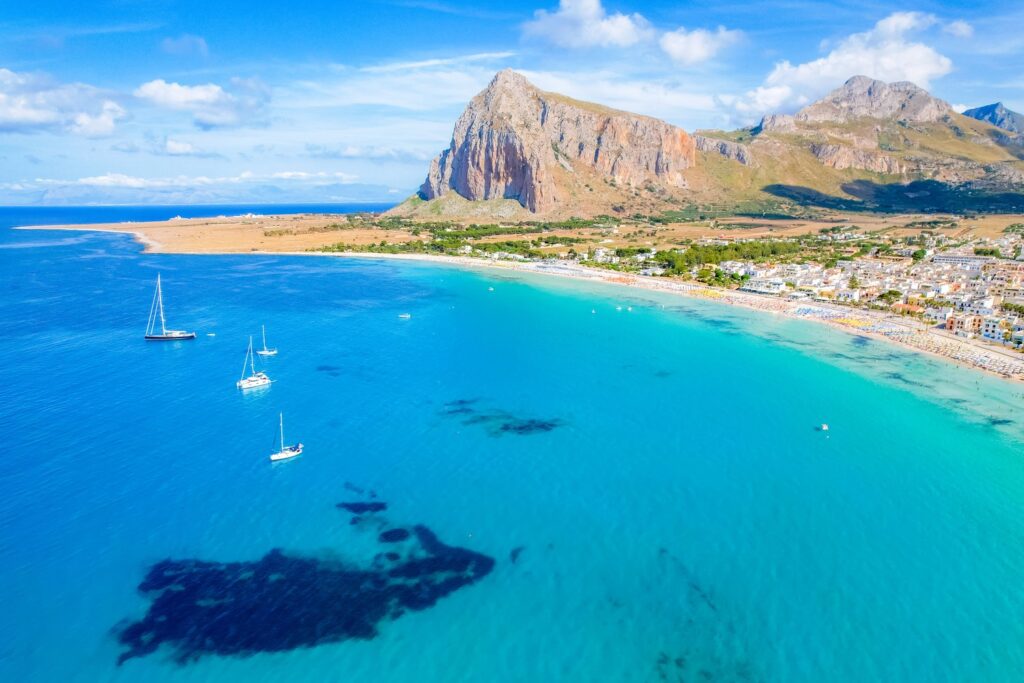 Plaża w San Vito lo Capo z turkusową wodą i górą Monte Monaco należy do najpiękniejszych na Sycylii.