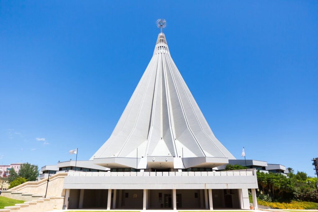 Nowoczesne Sanktuarium Madonna delle Lacrime w Syrakuzach