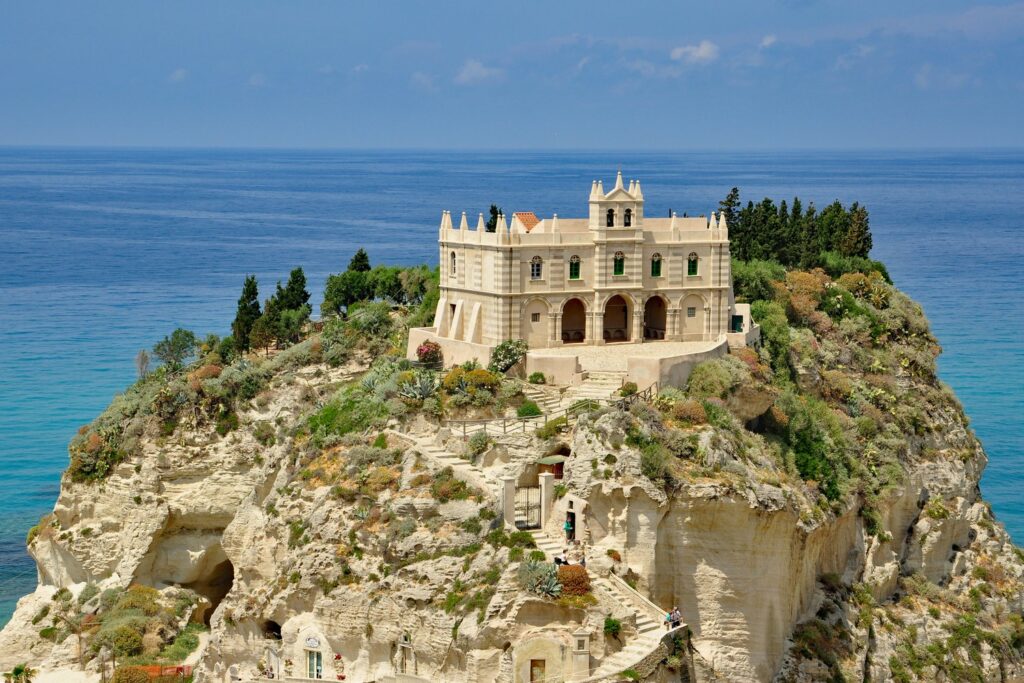 Sanktuarium Santa Maria dell'Isola na skale nad morzem