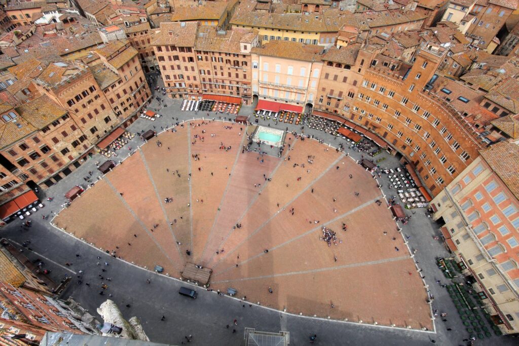 Piazza del Campo w Sienie z lotu ptaka.