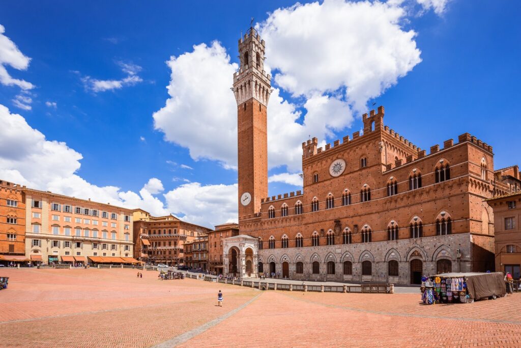 Piazza del Campo z ratuszem Palazzo Pubblico i wieżą Torre del Mangia to serce średniowiecznej Sieny.