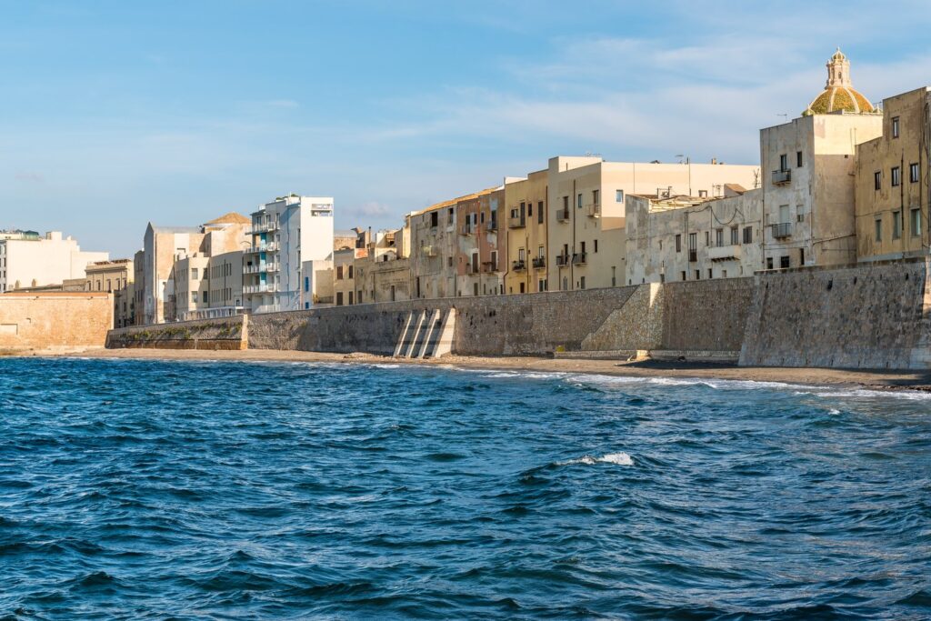 Stare mury i domy Trapani tuż nad morzem