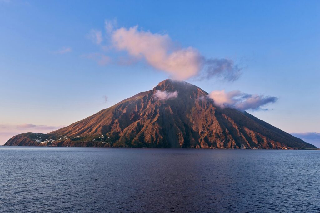 Stromboli to jeden z najaktywniejszych wulkanów Europy i najbardziej spektakularna z Wysp Liparyjskich.